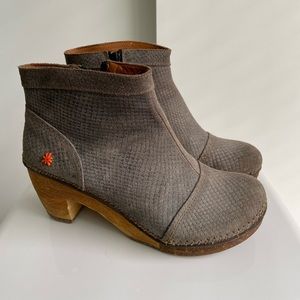 ✨ Host Pick ✨ EUC ART Amsterdam ankle boots